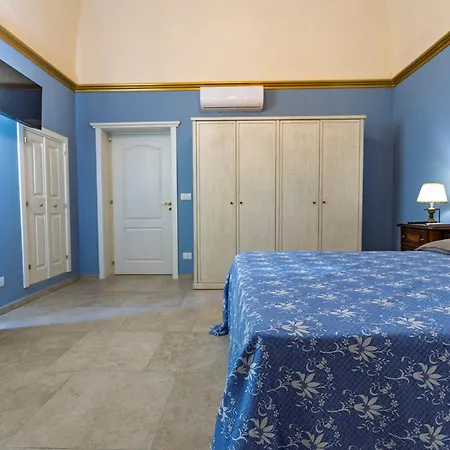 Old House - Historic Beauty Home, Apartment Otranto